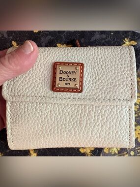 Dooney & Bourke Cream Pebbled Leather Wallet with Logo Plaque